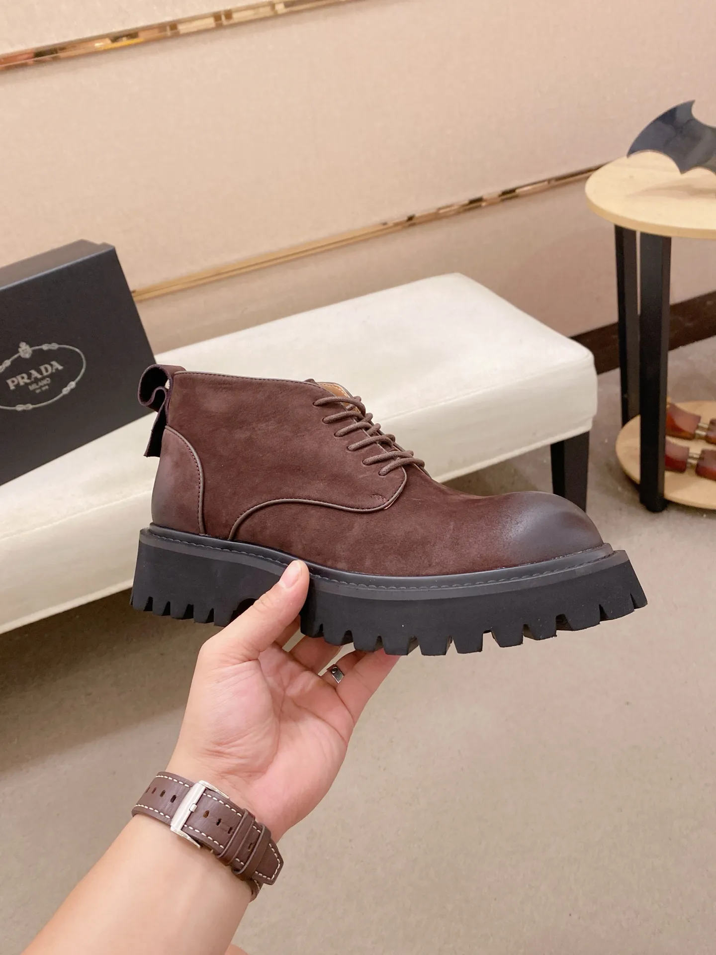 Factory price 580💰 The new PRADA (Prada) counters are launched simultaneously, new men's shoes, 😘fabrics are selected from cowhide. Lining: Full sheepskin lining. 👍🏿 High-end ☄️ air-cushion molded anti-slip rubber outsole, exquisite lines, simple and elegant, comfortable and high-end for leisure travel. Number of yards: 38 to 44. Can be ordered for 45 non-refundable